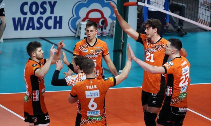 Ruben Schott, Johannes Tille, Moritz Reichert, Tobias Krick, Jake Hanes jubelt Freude Emotion Jubel Volleyball CEV Champions League Herren Saison 2024 2025 18.12.2024 BR Volleys Berlin BRV vs. Greenyard Maaseik