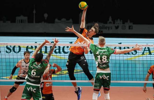 Florian Krage im Angriff, Alex Saaremaa Zweikampf Spielszene Aktion Volleyball CEV Champions League Herren Saison 2024 2025 18.12.2024 BR Volleys Berlin BRV vs. Greenyard Maaseik
