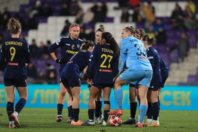 Vienna Austria, December 18th, 2024: St Polten players forming a team huddle after conceeding a goal during the UEFA Womens European Champions League match St Polten vs Hammarby at Viola Park Tom Seiss SPP (Tom Seiss SPP) Copyright: xTomxSeissx xSPPx spp-en-ToSeSp-20241217 St Polten vs Hammarby-6534