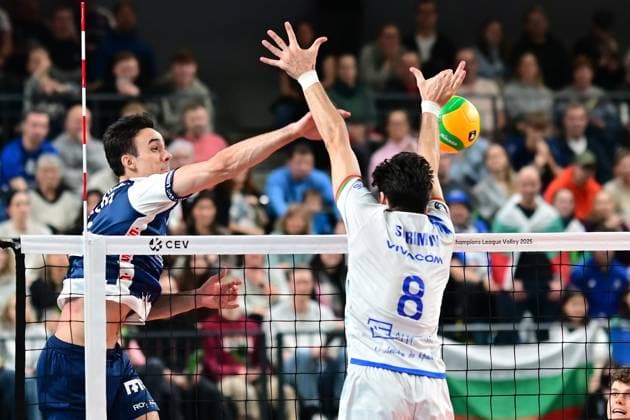 Volleyball I Herren I Saison 2024-2025 I Champions League Volley I 4th Round Leg 4 CLVM 84 I SVG Lüneburg - Levski SOFIA I 18.12.2024 Xander Wolf Wassenaar Ketrzynski (11, SVG Lüneburg) gegen Todor SKRIMOV (8, Levski SOFIA) da hält der EinerBlock Lüneburg LKH Arena Niedersachsen Deutschland Copyright: xLobeca AndreasxHannigx