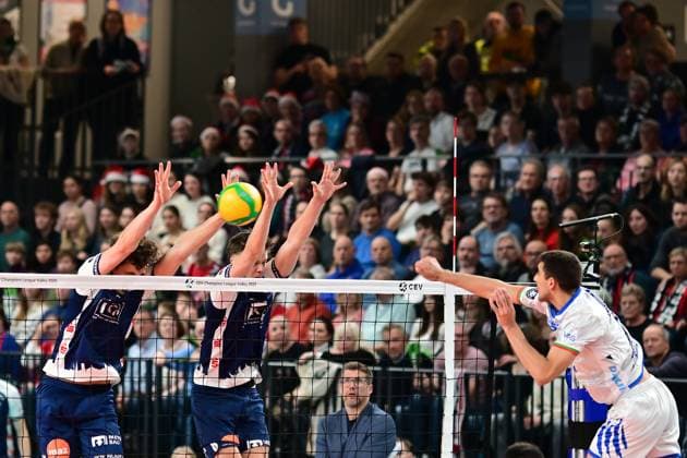 Volleyball I Herren I Saison 2024-2025 I Champions League Volley I 4th Round Leg 4 CLVM 84 I SVG Lüneburg - Levski SOFIA I 18.12.2024 Der Angriffsschlag von Venislov ANTOV (18, Levski SOFIA) geht in den Doppelbock von l13= und Theo Mohwinkel (8, SVG Lüneburg) - von da leider ins Aus Lüneburg LKH Arena Niedersachsen Deutschland Copyright: xLobeca AndreasxHannigx