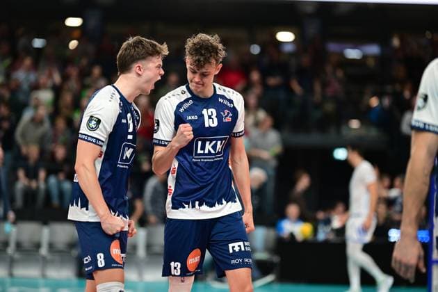 Volleyball I Herren I Saison 2024-2025 I Champions League Volley I 4th Round Leg 4 CLVM 84 I SVG Lüneburg - Levski SOFIA I 18.12.2024 Jubel, Begeisterung, Enthusiasmus, Euphorie, Freude, Glücksgefühl, Heiterkeit bei: Theo Mohwinkel (8, SVG Lüneburg) und Neo Laumann (13, SVG Lüneburg): die beiden feiern den Sieg des zweiten Satzes Lüneburg LKH Arena Niedersachsen Deutschland Copyright: xLobeca AndreasxHannigx