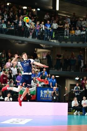 Volleyball I Herren I Saison 2024-2025 I Champions League Volley I 4th Round Leg 4 CLVM 84 I SVG Lüneburg - Levski SOFIA I 18.12.2024 Neo Laumann (13, SVG Lüneburg) mit der wuchtigen Sprungangabe Lüneburg LKH Arena Niedersachsen Deutschland Copyright: xLobeca AndreasxHannigx
