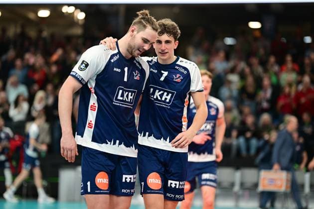 Volleyball I Herren I Saison 2024-2025 I Champions League Volley I 4th Round Leg 4 CLVM 84 I SVG Lüneburg - Levski SOFIA I 18.12.2024 Jubel, Begeisterung, Enthusiasmus, Euphorie, Freude, Glücksgefühl, Heiterkeit bei: Simon Torwie (1, SVG Lüneburg) und Joscha Kunstmann (7, SVG Lüneburg) Lüneburg LKH Arena Niedersachsen Deutschland Copyright: xLobeca AndreasxHannigx