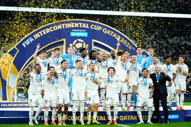 Sport Themen der Woche KW51 Sport Bilder des Tages Real Madrid v CF Pachuca - FIFA Intercontinental Cup Luka Modric central midfield of Real Madrid and Croatialifts the trophy after winning with his team the FIFA Intercontinental Cup final match between Real Madrid and C.F. Pachuca at Stadium Lusail Stadium on December 18, 2024 in Doha, Qatar. Doha Qatar  Copyright: xJosexBretonx originalFilename:bretonhernandez-realmadr241218_npzpG.jpg
