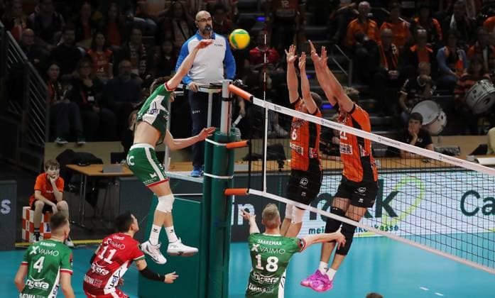 Cody Kessel im Angriff, Johannes Tille, Tobias Krick Zweikampf Spielszene Aktion Volleyball CEV Champions League Herren Saison 2024 2025 18.12.2024 BR Volleys Berlin BRV vs. Greenyard Maaseik