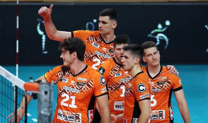 Tobias Krick, Jake Hanes, Ruben Schott, Moritz Reichert, Johannes Tille jubelt nach Satzgewinn Freude Emotion Jubel Volleyball CEV Champions League Herren Saison 2024 2025 18.12.2024 BR Volleys Berlin BRV vs. Greenyard Maaseik