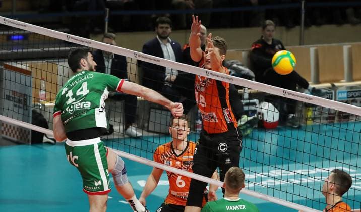 Miguel Angel im Angriff, Florian Krage Zweikampf Spielszene Aktion Volleyball CEV Champions League Herren Saison 2024 2025 18.12.2024 BR Volleys Berlin BRV vs. Greenyard Maaseik