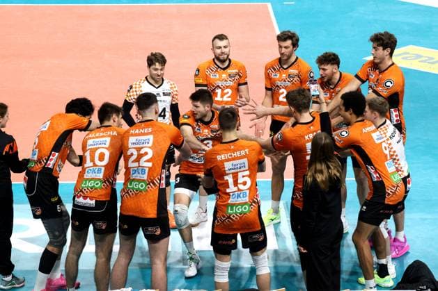 DEU, CEV - Group A, BR Volleys vs. Greenyard Masaik, 18.12.2024, Max-Schmeling-Halle, Berlin, DEU, CEV - Group A, BR Volleys vs. Greenyard Masaik, im Bild BR Volleys-Spielerkreis, Ruben Schott (BR Volleys 13) Foto: Juergen Engler nordphoto GmbH
