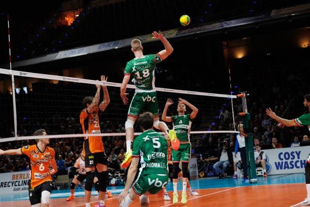 Alex Saaremaa (VC Greenyard Maaseik, 18), Cody Kessel (VC Greenyard Maaseik, 05), und Renet Vanker (VC Greenyard Maaseik, 04), mit dem Ball am Netz,BRVolleys vs Greenyard Maaseik, Champions League, 2024_12_18 Berlin Berlin Land Copyright: xFootxBowl ThomasxSobotzkix
