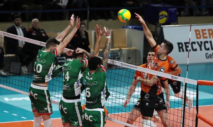 Moritz Reichert im Angriff, Jolan Cox, Miguel Angel, Francisco Iribarne Zweikampf Spielszene Aktion Volleyball CEV Champions League Herren Saison 2024 2025 18.12.2024 BR Volleys Berlin BRV vs. Greenyard Maaseik
