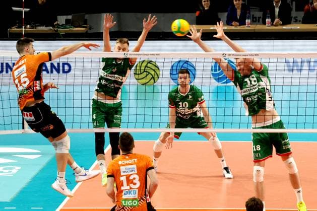 DEU, CEV - Group A, BR Volleys vs. Greenyard Masaik, 18.12.2024, Max-Schmeling-Halle, Berlin, DEU, CEV - Group A, BR Volleys vs. Greenyard Masaik, im Bild Moritz Reichert (BR Volleys 15), Renet Vanker (Greenyard 4), Alex Saaremaa (Greenyard 18) Foto: Juergen Engler nordphoto GmbH