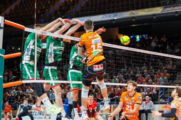 Block durch Greenyard, Moritz Reichert (BR Volleys, 15) hat den Ball geschmettert, BRVolleys vs Greenyard Maaseik, Champions League, 2024_12_18 Berlin Berlin Land Copyright: xFootxBowl ThomasxSobotzkix