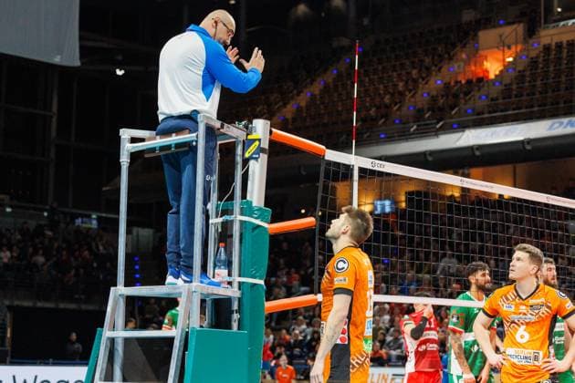 Ruben Schott (BR Volleys, 13)im Gespräch mit dem Schiedrichter, BRVolleys vs Greenyard Maaseik, Champions League, 2024_12_18 Berlin Berlin Land Copyright: xFootxBowl ThomasxSobotzkix