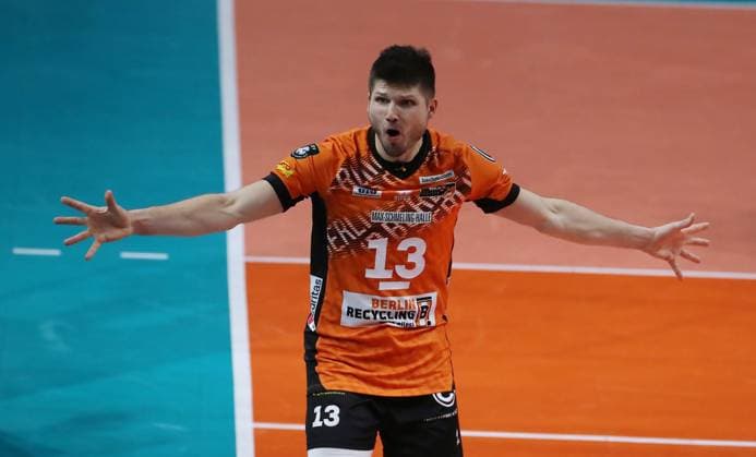Ruben Schott schimpft unzufrieden mit Linienrichter Volleyball CEV Champions League Herren Saison 2024 2025 18.12.2024 BR Volleys Berlin BRV vs. Greenyard Maaseik