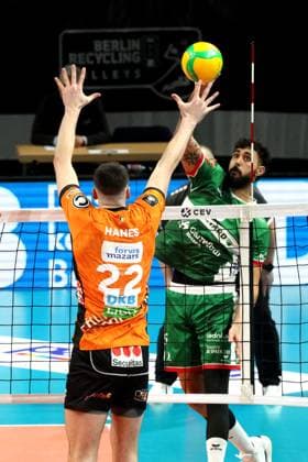 DEU, CEV - Group A, BR Volleys vs. Greenyard Masaik, 18.12.2024, Max-Schmeling-Halle, Berlin, DEU, CEV - Group A, BR Volleys vs. Greenyard Masaik, im Bild Jake Hanes (BR Volleys 22), Francisco Iribarne (Greenyard 6) Foto: Juergen Engler nordphoto GmbH