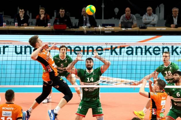 DEU, CEV - Group A, BR Volleys vs. Greenyard Masaik, 18.12.2024, Max-Schmeling-Halle, Berlin, DEU, CEV - Group A, BR Volleys vs. Greenyard Masaik, im Bild Florian Krage (BR Volleys 18), Miguel Angel Fornes (Greenyard 14) Foto: Juergen Engler nordphoto GmbH
