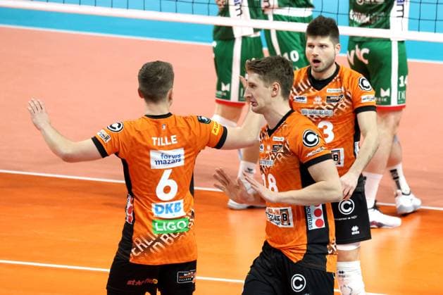 DEU, CEV - Group A, BR Volleys vs. Greenyard Masaik, 18.12.2024, Max-Schmeling-Halle, Berlin, DEU, CEV - Group A, BR Volleys vs. Greenyard Masaik, im Bild BR Volleys-Spielerkreis, Florian Krage (BR Volleys 18), Ruben Schott (BR Volleys 13), Johannes Tille (BR Volleys 6) Foto: Juergen Engler nordphoto GmbH