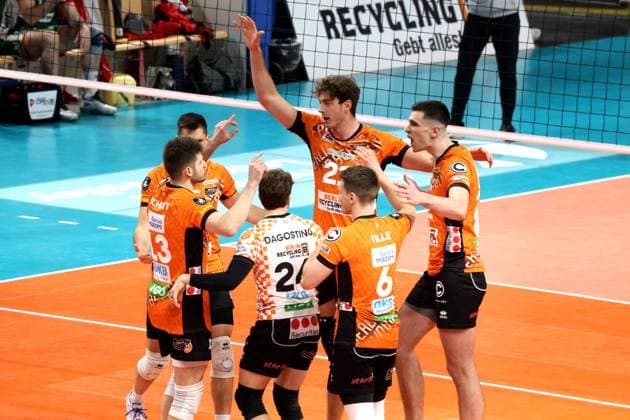 DEU, CEV - Group A, BR Volleys vs. Greenyard Masaik, 18.12.2024, Max-Schmeling-Halle, Berlin, DEU, CEV - Group A, BR Volleys vs. Greenyard Masaik, im Bild BR Volleys-Spielerkreis, Florian Krage (BR Volleys 18), Ruben Schott (BR Volleys 13), Johannes Tille (BR Volleys 6), Ruben Schott (BR Volleys 13), Kyle Dagostino (BR Volleys 24), Tobias Krick (BR Volleys 21), Foto: Juergen Engler nordphoto GmbH
