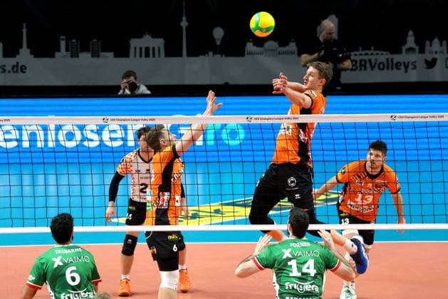 DEU, CEV - Group A, BR Volleys vs. Greenyard Masaik, 18.12.2024, Max-Schmeling-Halle, Berlin, DEU, CEV - Group A, BR Volleys vs. Greenyard Masaik, im Bild Florian Krage (BR Volleys 18), Johannes Tille (BR Volleys 6), Ruben Schott (BR Volleys 13), Francisco Iribarne (Greenyard 6), Miguel Angel Fornes (Greenyard 14) Foto: Juergen Engler nordphoto GmbH
