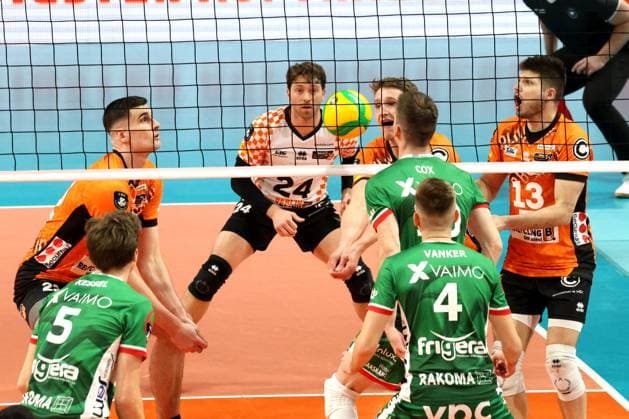 DEU, CEV - Group A, BR Volleys vs. Greenyard Masaik, 18.12.2024, Max-Schmeling-Halle, Berlin, DEU, CEV - Group A, BR Volleys vs. Greenyard Masaik, im Bild BR Volleys-Spielerkreis, Kyle Dagostino (BR Volleys 24), Jake Hanes (BR Volleys 22), Florian Krage (BR Volleys 18), Ruben Schott (BR Volleys 13), Cody Kessel (Greenyard 5), Renet Vanker (Greenyard 4), Jolan Cox (Greenyard 10) Foto: Juergen Engler nordphoto GmbH
