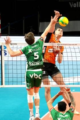 DEU, CEV - Group A, BR Volleys vs. Greenyard Masaik, 18.12.2024, Max-Schmeling-Halle, Berlin, DEU, CEV - Group A, BR Volleys vs. Greenyard Masaik, im Bild Jake Hanes (BR Volleys 22), Cody Kessel (Greenyard 5) Foto: Juergen Engler nordphoto GmbH