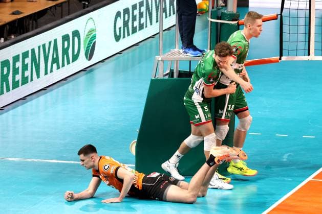 DEU, CEV - Group A, BR Volleys vs. Greenyard Masaik, 18.12.2024, Max-Schmeling-Halle, Berlin, DEU, CEV - Group A, BR Volleys vs. Greenyard Masaik, im Bild Jake Hanes (BR Volleys 22), Cody Kessel (Greenyard 5), Alex Saaremaa (Greenyard 18) Foto: Juergen Engler nordphoto GmbH