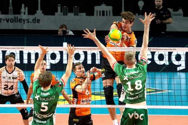 DEU, CEV - Group A, BR Volleys vs. Greenyard Masaik, 18.12.2024, Max-Schmeling-Halle, Berlin, DEU, CEV - Group A, BR Volleys vs. Greenyard Masaik, im Bild Tobias Krick (BR Volleys 21), Johannes Tille (BR Volleys 6), Cody Kessel (Greenyard 5), Alex Saaremaa (Greenyard 18) Foto: Juergen Engler nordphoto GmbH