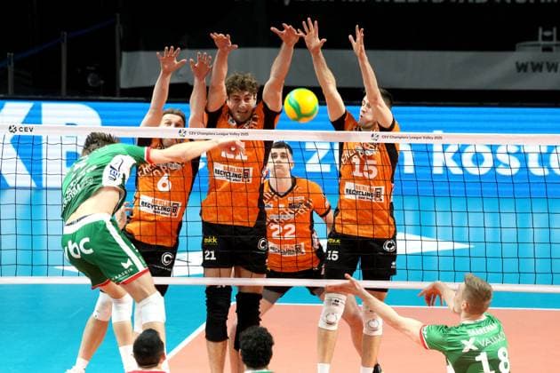 DEU, CEV - Group A, BR Volleys vs. Greenyard Masaik, 18.12.2024, Max-Schmeling-Halle, Berlin, DEU, CEV - Group A, BR Volleys vs. Greenyard Masaik, im Bild Johannes Tille (BR Volleys 6), Tobias Krick (BR Volleys 21), Jake Hanes (BR Volleys 22), Moritz Reichert (BR Volleys 15), Cody Kessel (Greenyard 5) Foto: Juergen Engler nordphoto GmbH