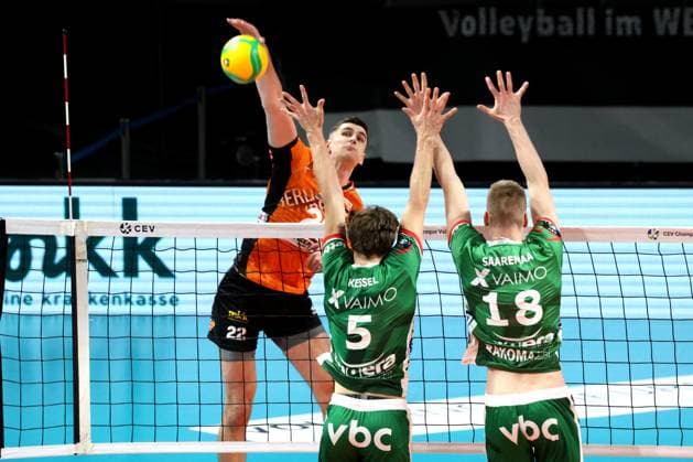 DEU, CEV - Group A, BR Volleys vs. Greenyard Masaik, 18.12.2024, Max-Schmeling-Halle, Berlin, DEU, CEV - Group A, BR Volleys vs. Greenyard Masaik, im Bild Jake Hanes (BR Volleys 22), Cody Kessel (Greenyard 5), Alex Saaremaa (Greenyard 18) Foto: Juergen Engler nordphoto GmbH