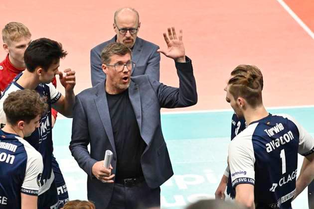 GER; VL, Champions League, SVG Lueneburg vs Levski Sofia 18.12.2024, LKH Arena, Lueneburg, GER; VL, Champions League, SVG Lueneburg vs Levski Sofia im Bild Trainer Stefan Huebner (Hübner Lueneburg) redet mit seiner Mannschaft