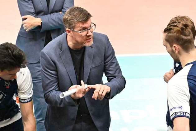 GER; VL, Champions League, SVG Lueneburg vs Levski Sofia 18.12.2024, LKH Arena, Lueneburg, GER; VL, Champions League, SVG Lueneburg vs Levski Sofia im Bild Trainer Stefan Huebner (Hübner Lueneburg) redet mit seiner Mannschaft