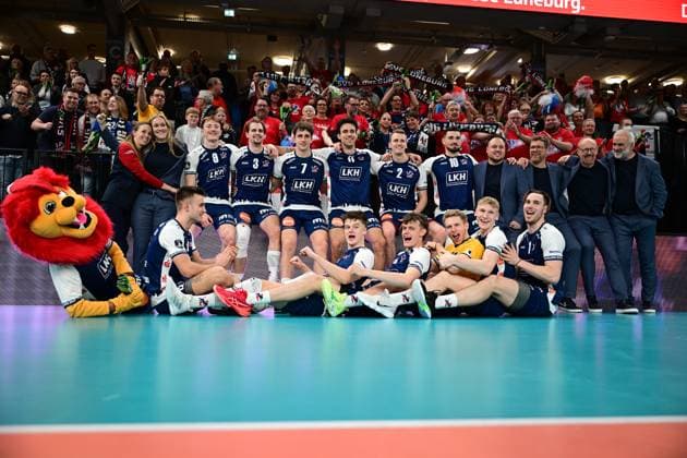 Volleyball I Herren I Saison 2024-2025 I Champions League Volley I 4th Round Leg 4 CLVM 84 I SVG Lüneburg - Levski SOFIA I 18.12.2024 Das Team jubelt und rudert zum Erfolg - Jubel, Begeisterung, Enthusiasmus, Euphorie, Freude, Glücksgefühl, Heiterkeit bei: SVG Lüneburg Lüneburg LKH Arena Niedersachsen Deutschland Copyright: xLobeca AndreasxHannigx