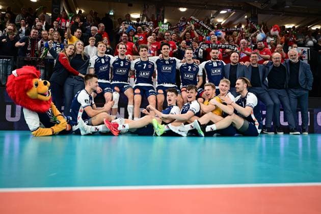 Volleyball I Herren I Saison 2024-2025 I Champions League Volley I 4th Round Leg 4 CLVM 84 I SVG Lüneburg - Levski SOFIA I 18.12.2024 Das Team jubelt und rudert zum Erfolg - Jubel, Begeisterung, Enthusiasmus, Euphorie, Freude, Glücksgefühl, Heiterkeit bei: SVG Lüneburg Lüneburg LKH Arena Niedersachsen Deutschland Copyright: xLobeca AndreasxHannigx