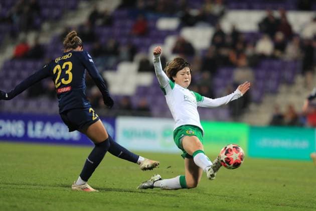 Vienna Austria, December 18th, 2024: Asato Miyagawa (6 Hammarby) blocking a shot by Andrea Glibo (23 SKN St Polten) during the UEFA Womens European Champions League match St Polten vs Hammarby at Viola Park Tom Seiss SPP (Tom Seiss SPP) Copyright: xTomxSeissx xSPPx spp-en-ToSeSp-20241217 St Polten vs Hammarby-7018
