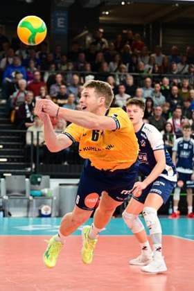 Volleyball I Herren I Saison 2024-2025 I Champions League Volley I 4th Round Leg 4 CLVM 84 I SVG Lüneburg - Levski SOFIA I 18.12.2024 Gage Thomas Wortley (6, SVG Lüneburg) fliegt! Lüneburg LKH Arena Niedersachsen Deutschland Copyright: xLobeca AndreasxHannigx
