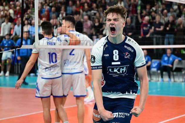 Sport Bilder des Tages Volleyball I Herren I Saison 2024-2025 I Champions League Volley I 4th Round Leg 4 CLVM 84 I SVG Lüneburg - Levski SOFIA I 18.12.2024 Jubel, Begeisterung, Enthusiasmus, Euphorie, Freude, Glücksgefühl, Heiterkeit bei: Theo Mohwinkel (8, SVG Lüneburg) macht den Sack zu und markiert den Matchball Lüneburg LKH Arena Niedersachsen Deutschland Copyright: xLobeca AndreasxHannigx