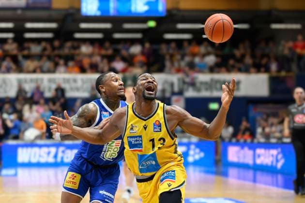 Sport Themen der Woche KW51 Sport Bilder des Tages Charles Callison (MBC, 23), Yorman Polas Bartolo (Ludwigsburg, 13), Syntainics MBC vs. MHP Riesen Ludwigsburg, Basketball, Maenner, Bundesliga, Saison 2024 25, Nachholspiel, 8. Spieltag, 18.12.2024. Weissenfels Stadthalle Sachsen-Anhalt Deutschland *** Charles Callison MBC, 23 , Yorman Polas Bartolo Ludwigsburg, 13 , Syntainics MBC vs MHP Riesen Ludwigsburg, Basketball, Men, Bundesliga, Season 2024 25, Catch-up match, Matchday 8, 18 12 2024 Weissenfels Stadthalle Sachsen Anhalt Germany
