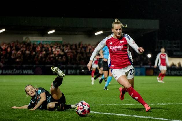 London, England, December 18 2024: Stina Blackstenius (25 Arsenal) and Magdalena Eriksson (5 FC Bayern Munich) in action during the UEFA Womens Champions League game between Arsenal and FC Bayern Munich at Meadow Park in London, England. (Pedro Porru SPP) Copyright: xPedroxPorrux xSPPx spp-en-PePoSp-4F8A5896_DxO