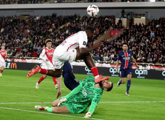 Sport Themen der Woche KW51 Sport Bilder des Tages FOOT MONACO-PSG PHOTOPQR NICE MATIN Jean François Ottonello ; Monaco ; 18 12 2024 ; AS MONACO vs PARIS SAINT GERMAIN - 16e journee de championnat de France 2024 2025 - contact entre Singo et Donnarumma 18th December 2024; MONACO AS MONACO vs PARIS SAINT GERMAIN - 16th day of the French championship 2024 2025 Paris player Donnaruma hit by Singo during match Monaco France  Copyright: xPHOTOPQR NICExMATIN MAXPPPxJeanxFrançoisxOttonellox 20241218NIM5271 20241218NIM5271