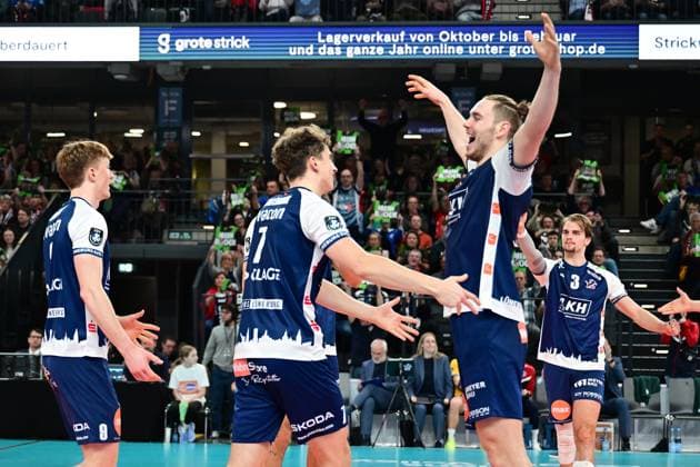 Volleyball I Herren I Saison 2024-2025 I Champions League Volley I 4th Round Leg 4 CLVM 84 I SVG Lüneburg - Levski SOFIA I 18.12.2024 Oskar Alve Espeland (9, SVG Lüneburg), Joscha Kunstmann (7, SVG Lüneburg) und Michael Patrick Wright (3, SVG Lüneburg) jubeln mit dem späteren MVP Simon Torwie (1, SVG Lüneburg) Lüneburg LKH Arena Niedersachsen Deutschland Copyright: xLobeca AndreasxHannigx