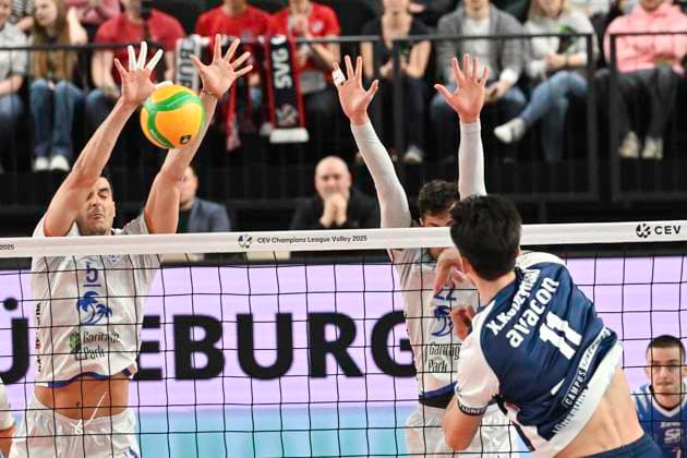 GER; VL, Champions League, SVG Lueneburg vs Levski Sofia 18.12.2024, LKH Arena, Lueneburg, GER; VL, Champions League, SVG Lueneburg vs Levski Sofia im Bild Xander Ketrzynski (Lueneburg 11) versucht sich gegen Svetoslav Gotsev (Sofia 05) durchzusetzen