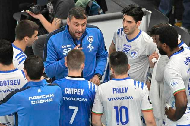 GER; VL, Champions League, SVG Lueneburg vs Levski Sofia 18.12.2024, LKH Arena, Lueneburg, GER; VL, Champions League, SVG Lueneburg vs Levski Sofia im Bild Trainer Nikolay Jeliazkov (Sofia) spricht mit seiner Mannschaft
