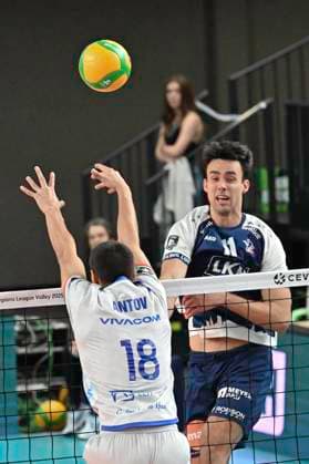 GER; VL, Champions League, SVG Lueneburg vs Levski Sofia 18.12.2024, LKH Arena, Lueneburg, GER; VL, Champions League, SVG Lueneburg vs Levski Sofia im Bild Xander Ketrzynski (Lueneburg 11) versucht sich gegen Venislov Antov (Sofia 18) durchzusetzen