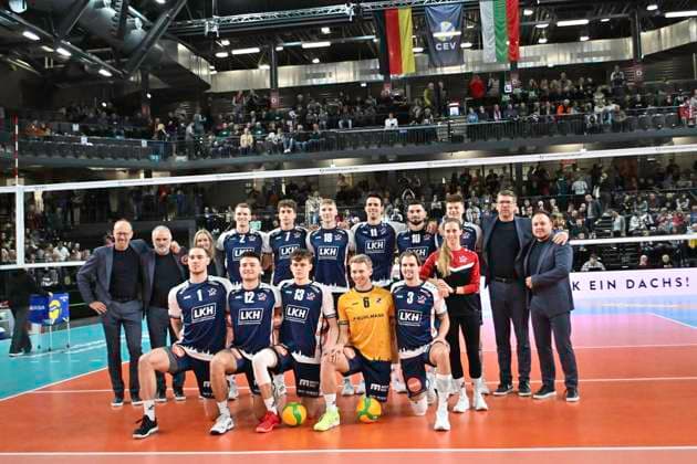 GER; VL, Champions League, SVG Lueneburg vs Levski Sofia 18.12.2024, LKH Arena, Lueneburg, GER; VL, Champions League, SVG Lueneburg vs Levski Sofia im Bild Gruppenfoto der Lueneburger Mannschaft vor Spielbeginn
