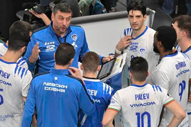 GER; VL, Champions League, SVG Lueneburg vs Levski Sofia 18.12.2024, LKH Arena, Lueneburg, GER; VL, Champions League, SVG Lueneburg vs Levski Sofia im Bild Trainer Nikolay Jeliazkov (Sofia) spricht mit seiner Mannschaft