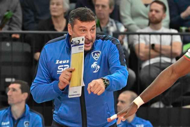 GER; VL, Champions League, SVG Lueneburg vs Levski Sofia 18.12.2024, LKH Arena, Lueneburg, GER; VL, Champions League, SVG Lueneburg vs Levski Sofia im Bild Trainer Nikolay Jeliazkov (Sofia)