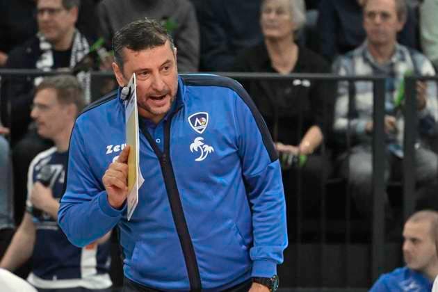 GER; VL, Champions League, SVG Lueneburg vs Levski Sofia 18.12.2024, LKH Arena, Lueneburg, GER; VL, Champions League, SVG Lueneburg vs Levski Sofia im Bild Trainer Nikolay Jeliazkov (Sofia)