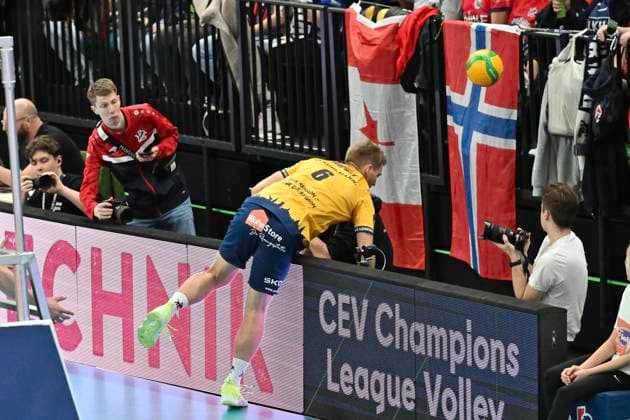 GER; VL, Champions League, SVG Lueneburg vs Levski Sofia 18.12.2024, LKH Arena, Lueneburg, GER; VL, Champions League, SVG Lueneburg vs Levski Sofia im Bild Gage Thomas Worsley (Lueneburg 06) springt ueber die Bande, um den Ball zu bekommen