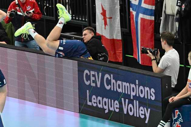 GER; VL, Champions League, SVG Lueneburg vs Levski Sofia 18.12.2024, LKH Arena, Lueneburg, GER; VL, Champions League, SVG Lueneburg vs Levski Sofia im Bild Gage Thomas Worsley (Lueneburg 06) springt ueber die Bande, um den Ball zu bekommen